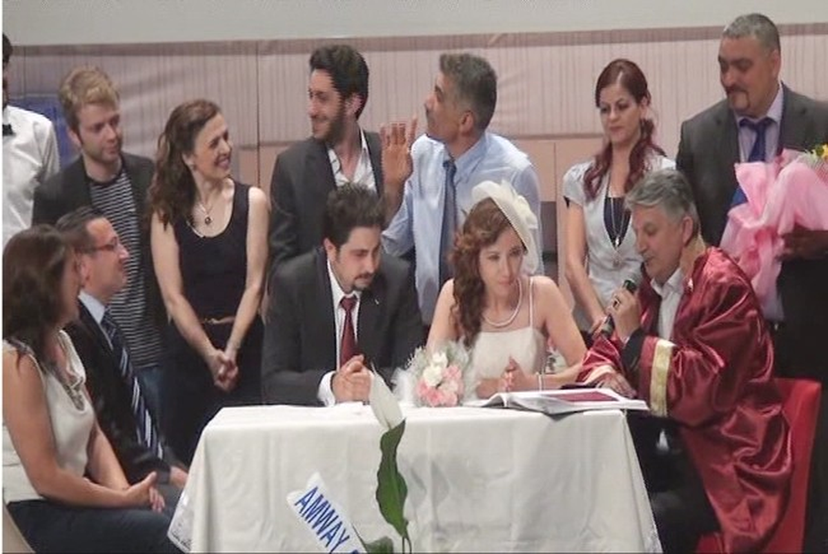 Tiyatrodaki Nikahı Seyirci Oyun Sanıp İzledi