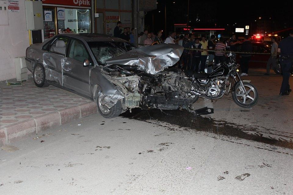 Otomobil, Park Halindeki Dört Araca Çarptı