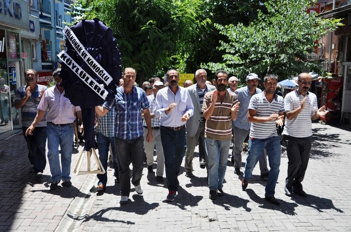 Tunceli\'de CHP\'ye Siyah Çelenkli Su Protestosu