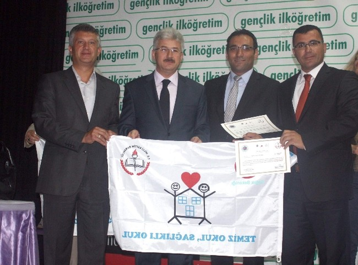 Tuzlukçu\'da Okullara Beyaz Bayrak Verildi