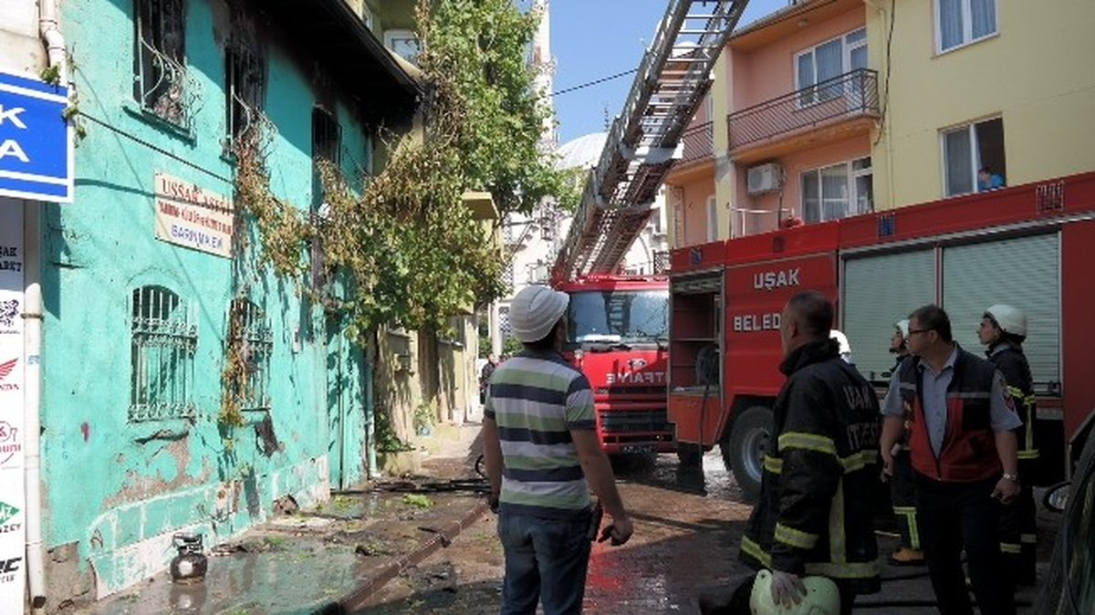 Uşak\'ta Barınma Evinde Çıkan Yangın Korkuttu