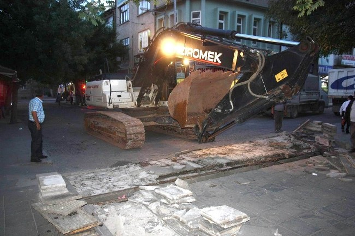 Aksaray Belediyesi\'nin Gecelik Operasyonları Sürüyor
