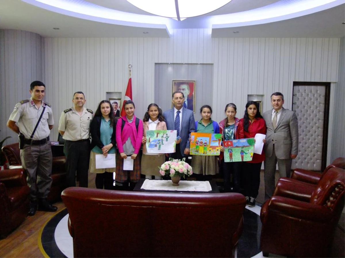 Akşehir\'de Şiir ve Resim Yarışmasında Dereceye Giren Öğrencilere Ödül