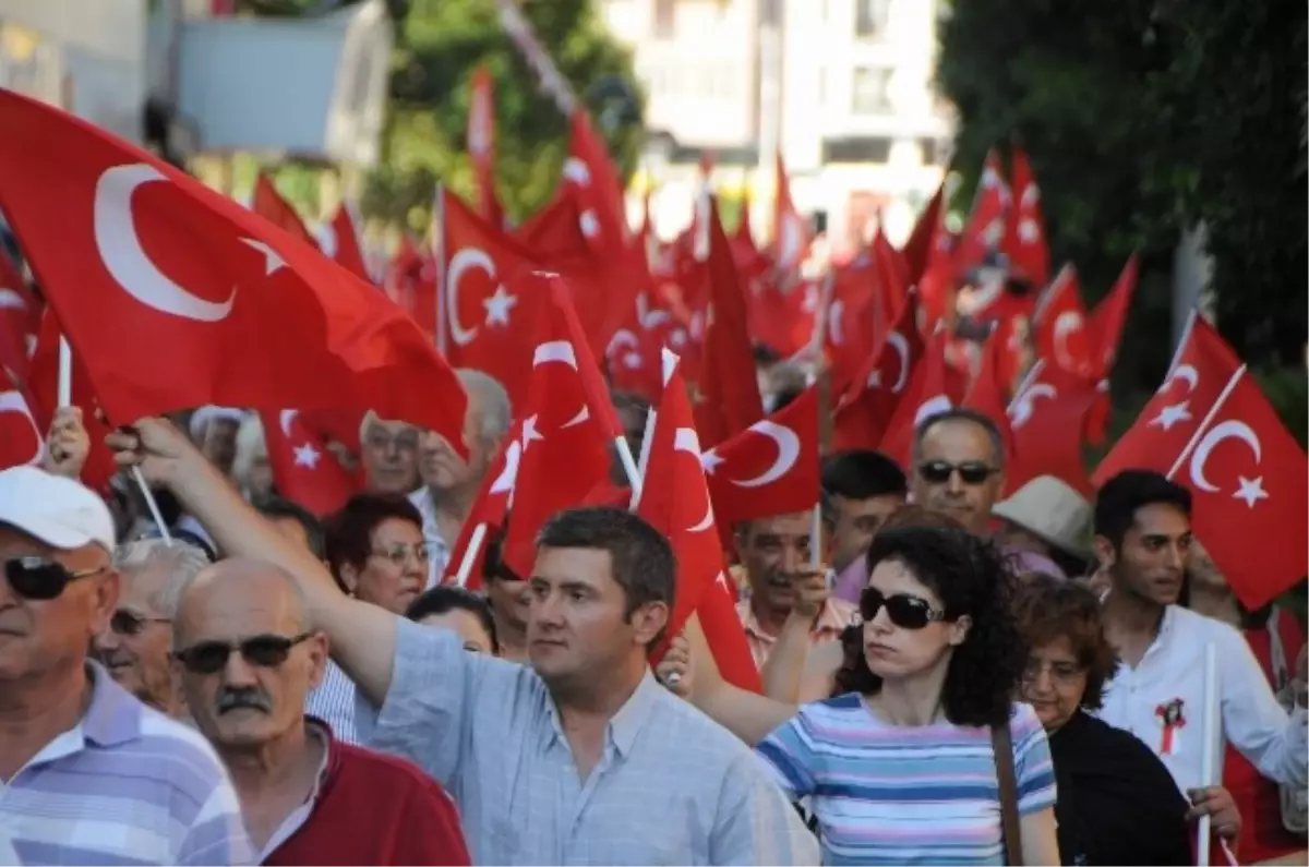 Antalya\'da Bayrak Protestosu