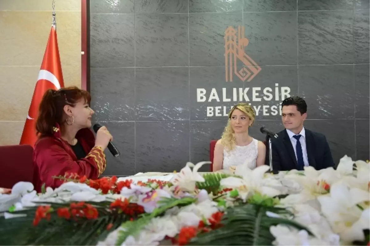 Balıkesir\'de İlk Bayan Evlendirme Memuru