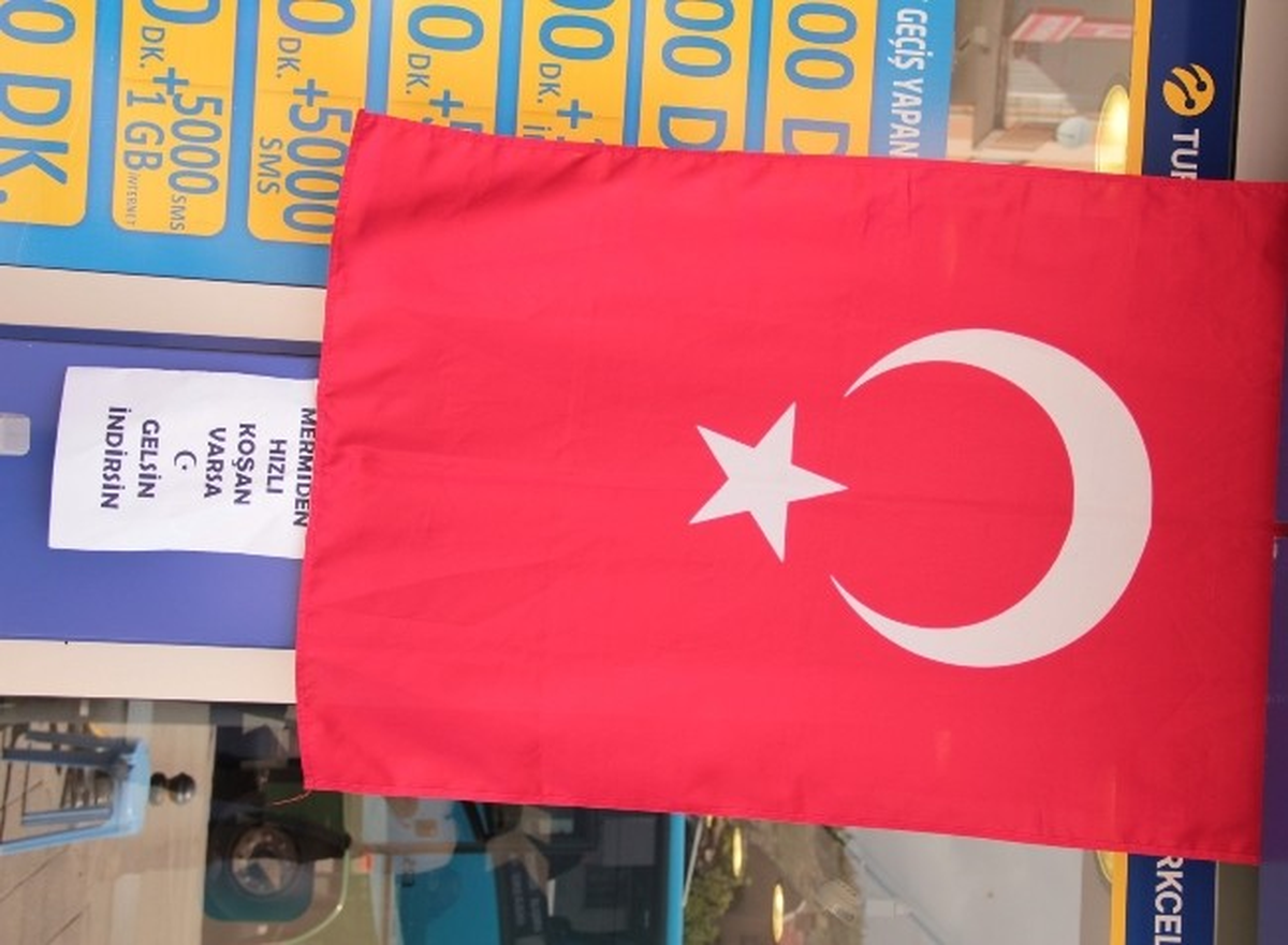 Bayrağın İndirilmesine İlginç Tepki