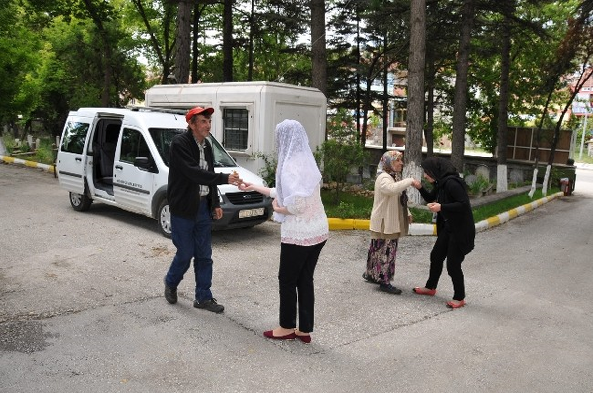 Belediyeden Kabir Ziyaretine Gelenlere Şeker İkramı