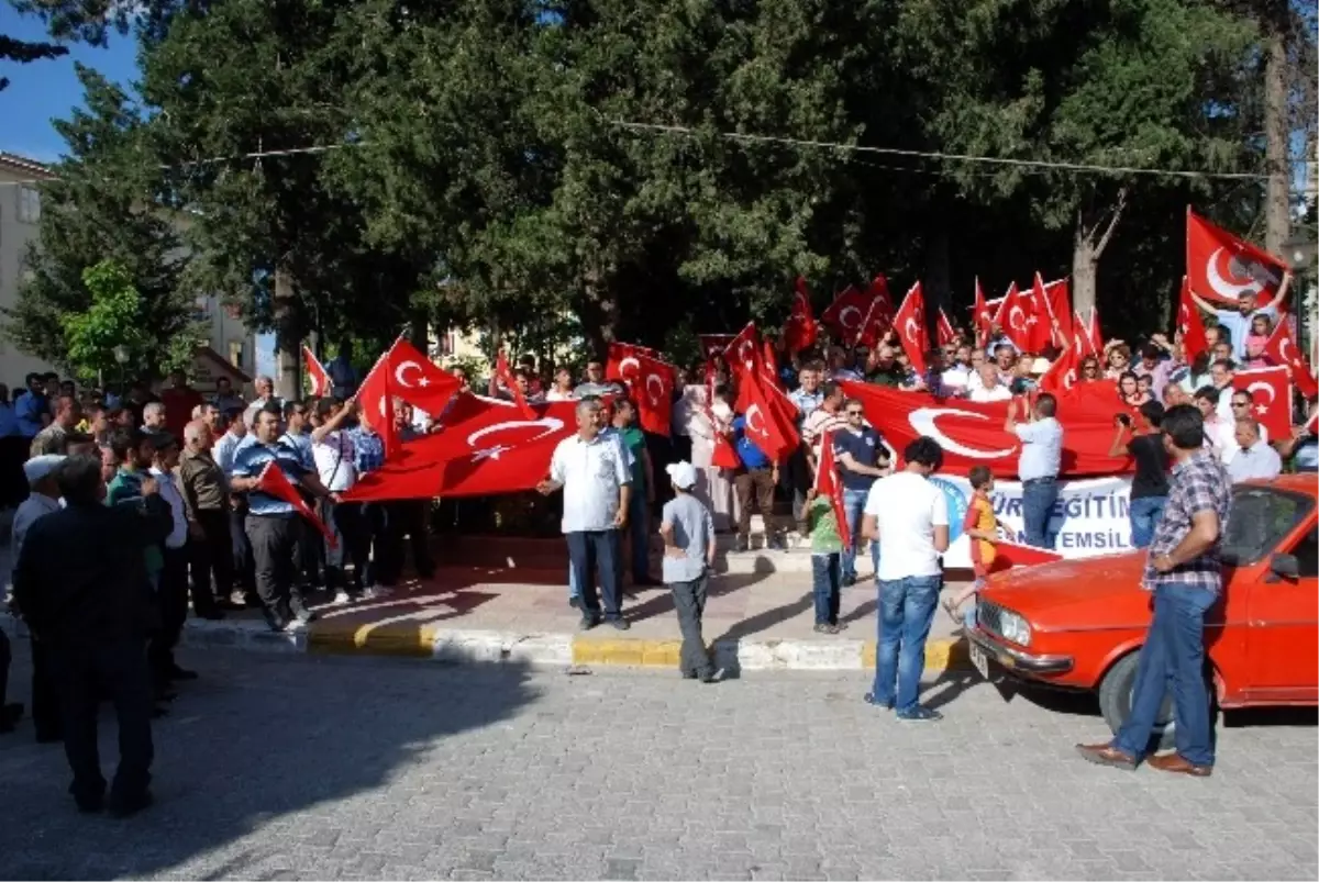 Besni\'de Türk Bayrağının İndirilmesi Protesto Edildi