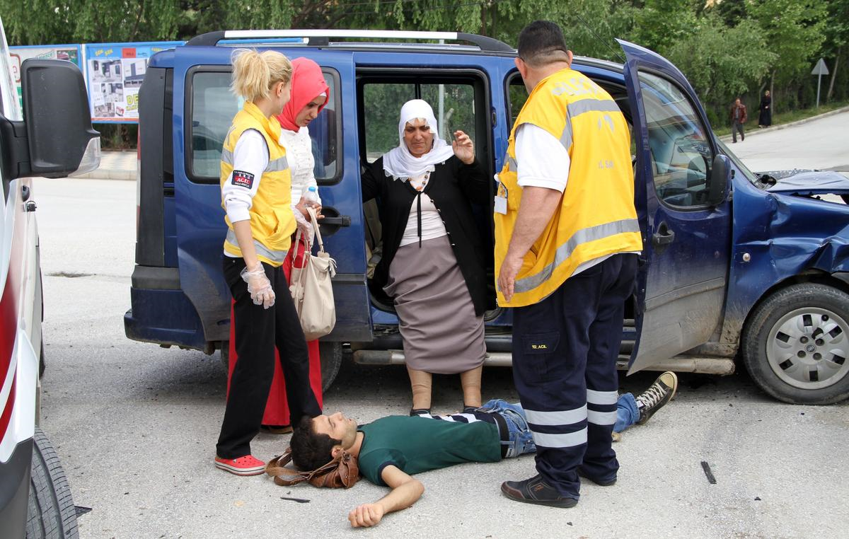 Bilecik\'te Otomobille Kamyonet Çarpıştı: 4 Yaralı