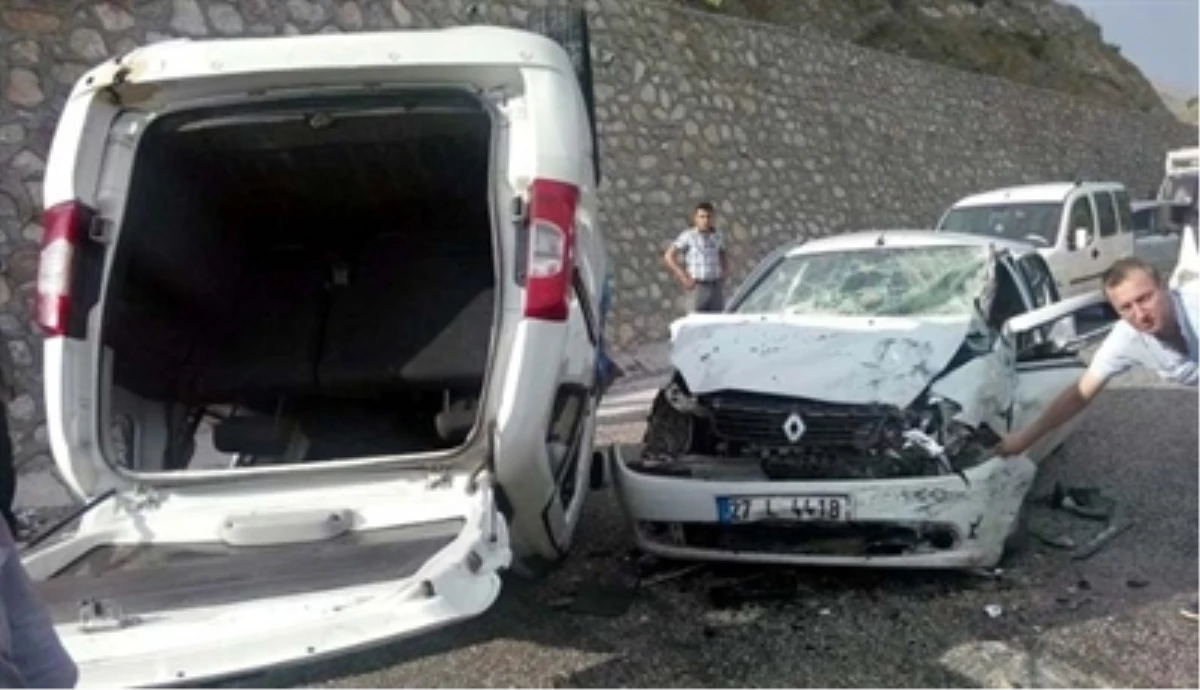 Bitlis\'te Trafik Kazası: 5 Yaralı