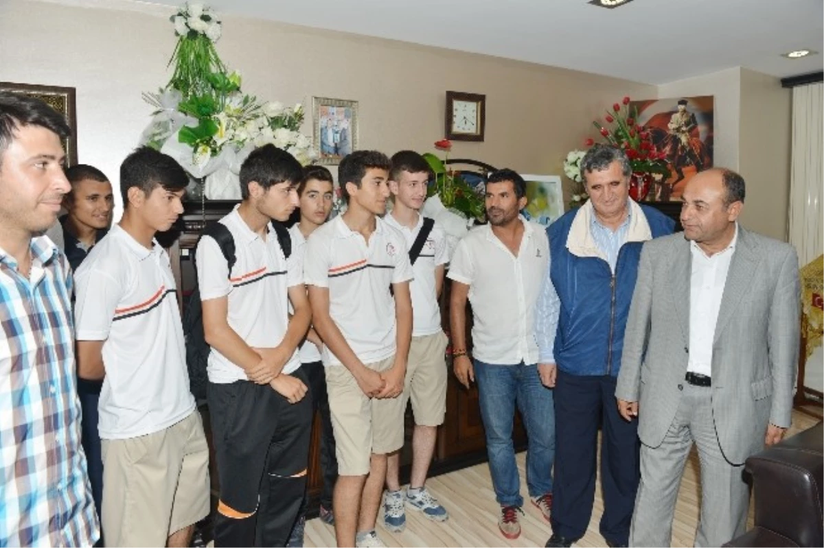 Çiğli\'de Başkan Arslan\'dan Genç Futbolculara Destek