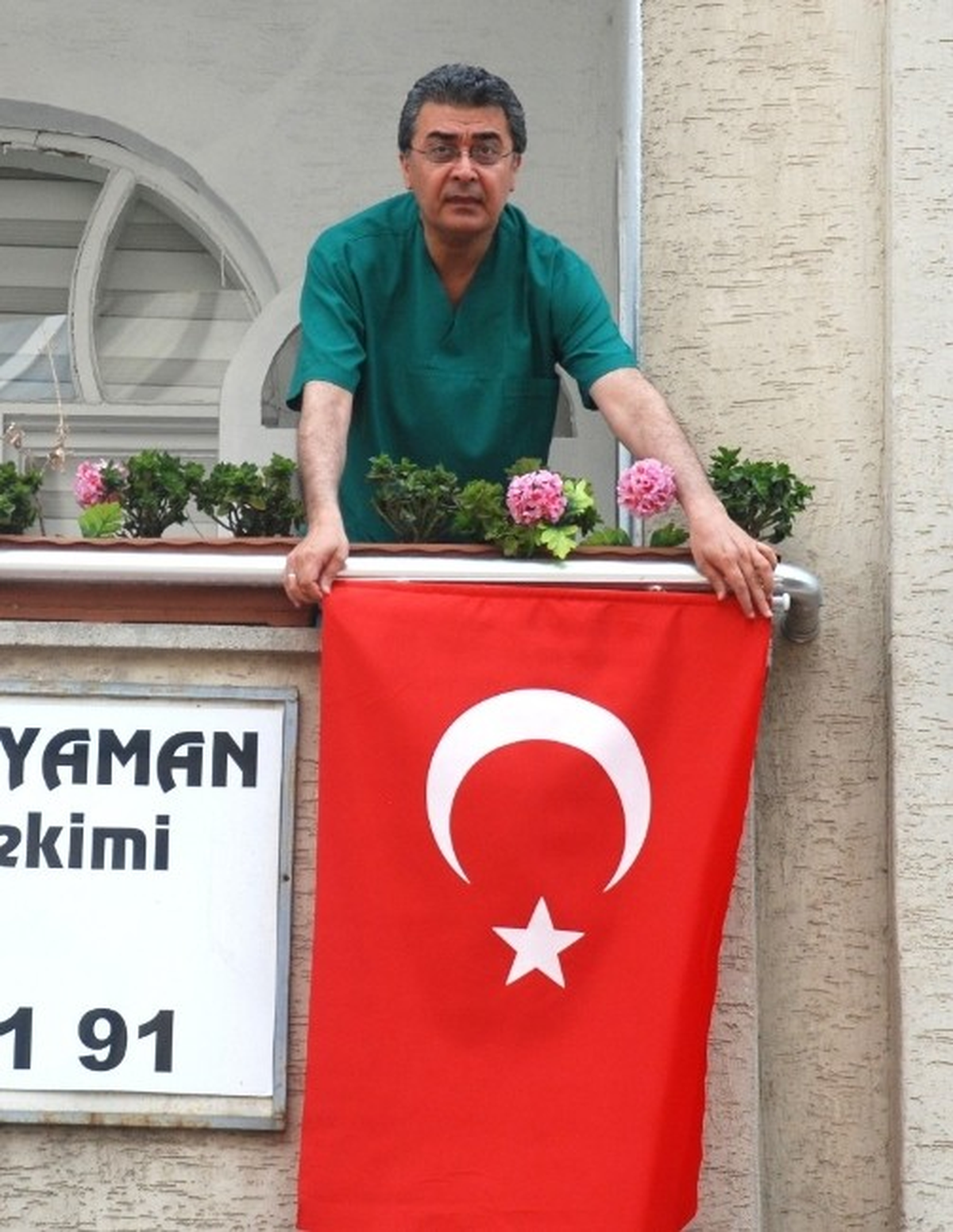 Adana\'da Diş Hekimlerinden Bayraklı Tepki