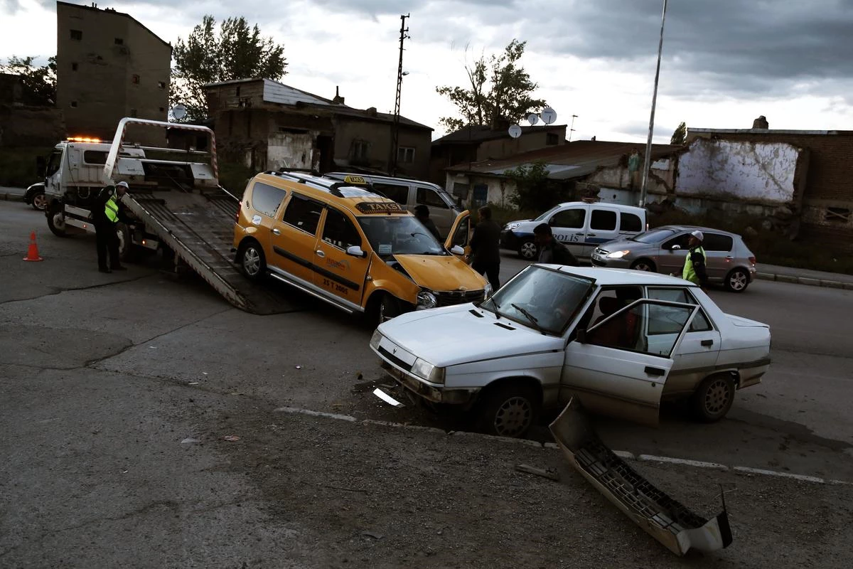 Erzurum\'da Trafik Kazası: 9 Yaralı