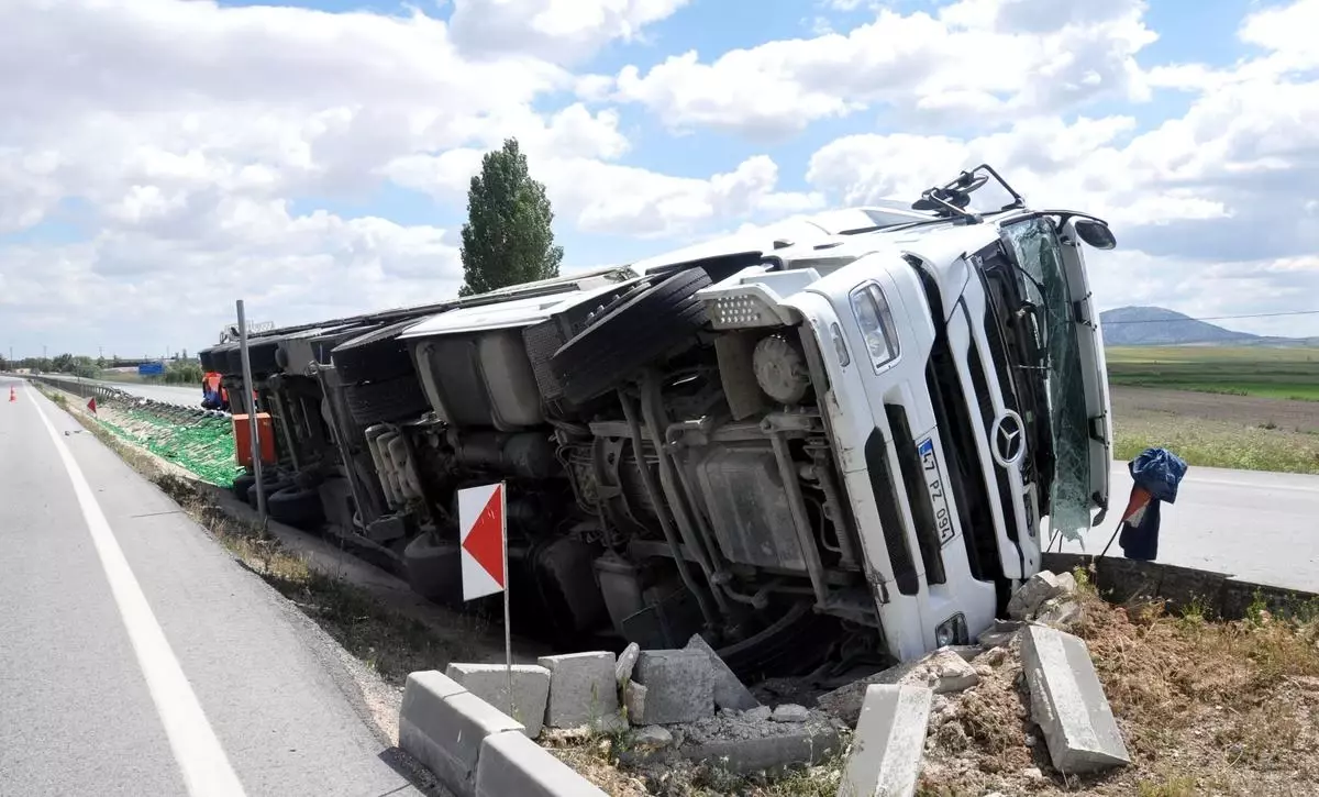 Eskişehir\'de Tır Devrildi: 1 Yaralı