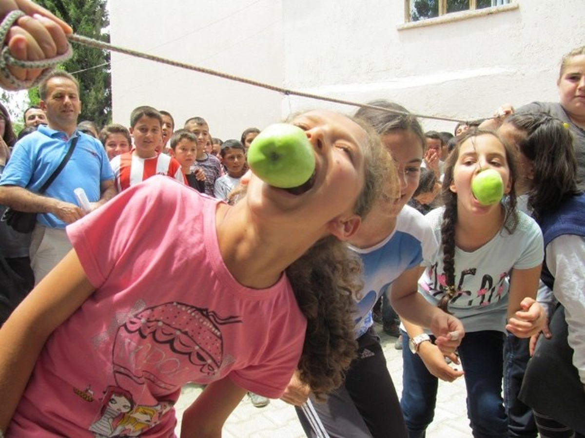 Fastfood Kültürüne Hayır" Diyerek,"Meyve Festivali" Düzenlediler