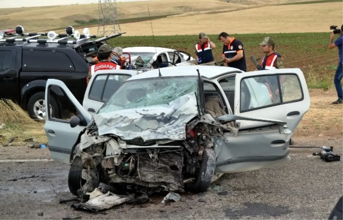 İki Otomobil Kafa Kafaya Çarpıştı: 1 Ölü, 10 Yaralı