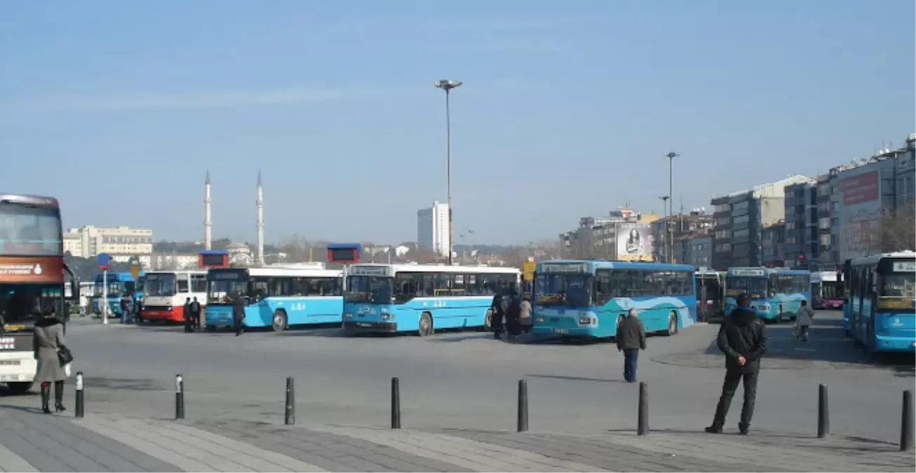 Kadıköy\'de Özel Halk Otobüsünün Ezdiği Kadın Can Verdi