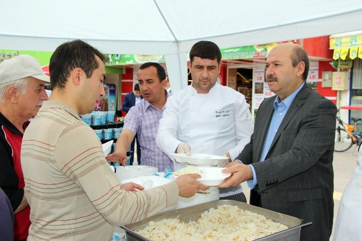 Kandil İçin Etli Pilav Dağıtıldı