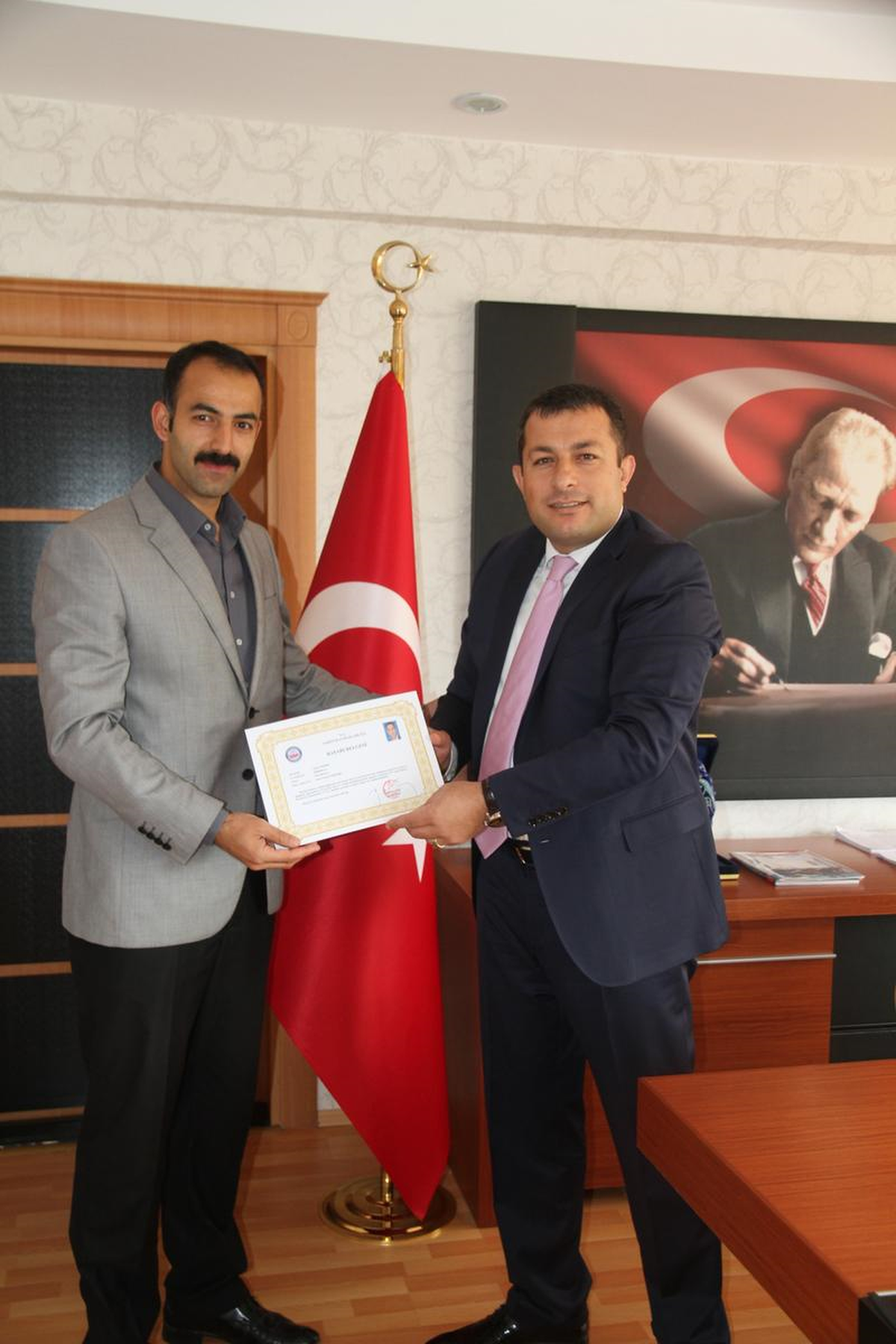 Kaymakam Şahin, Korumasını Ödüllendirdi