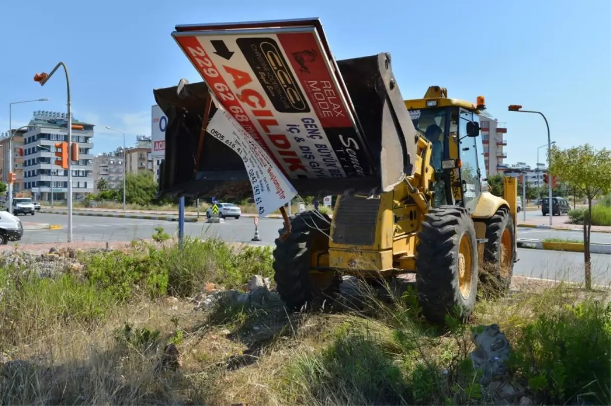 Konyaaltı Belediyesinden Tabela Temizliği