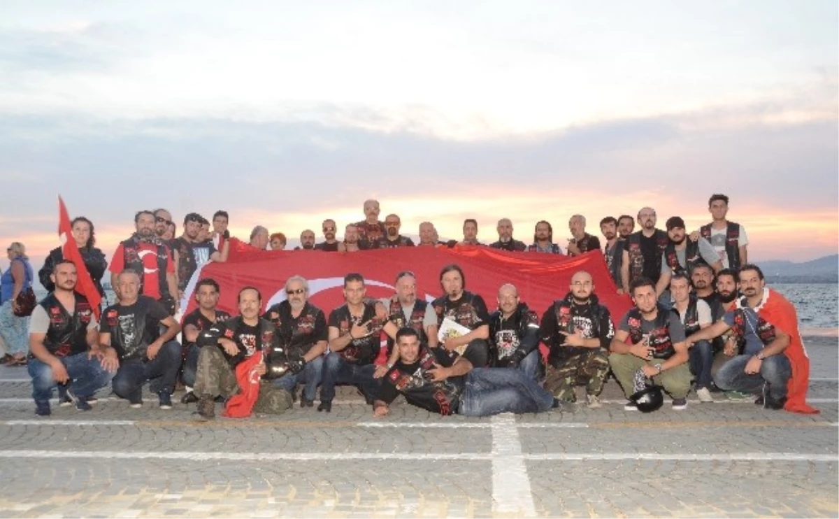 İzmir\'de Motorculardan Bayrak İndirme Tepkisi