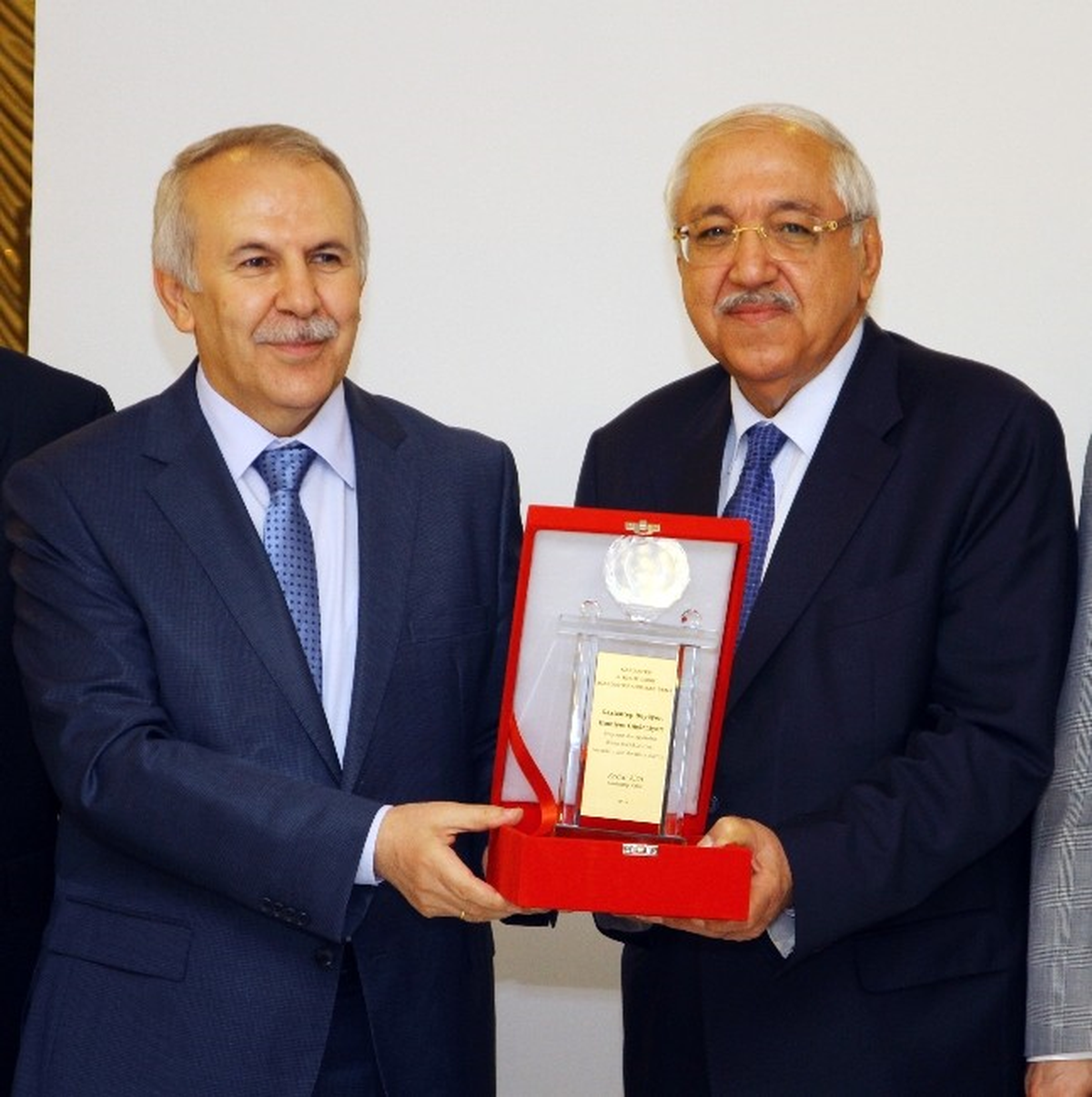 Nakıboğlu\'na Teşekkür Plaketi