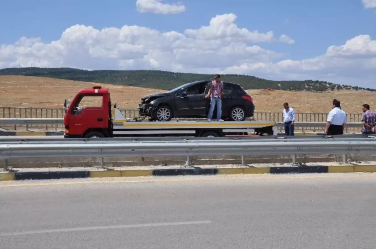 Gaziantep\'te Otomobil Bariyerlere Çarptı: 1 Yaralı