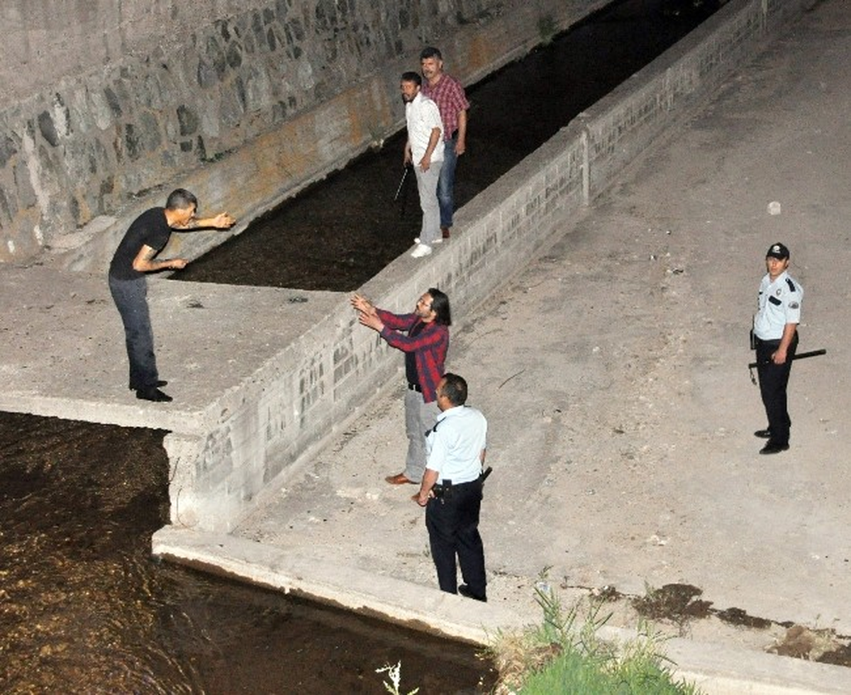 Polisten Kaçan Şüpheli, Kanala Düşünce Boğazına Bıçak Dayadı