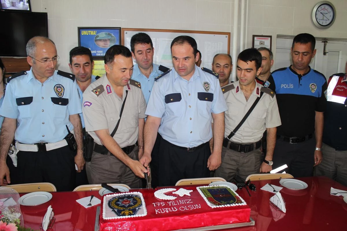 Polisten Jandarmaya Yaş Pastalı Kutlama