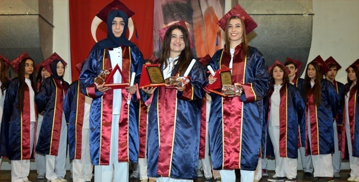 Sağlık Meslek Lisesi\'nde Mezuniyet Sevinci