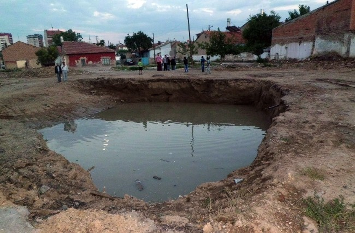 Su Dolu Çukura Düşen Kardeşler Kurtarıldı