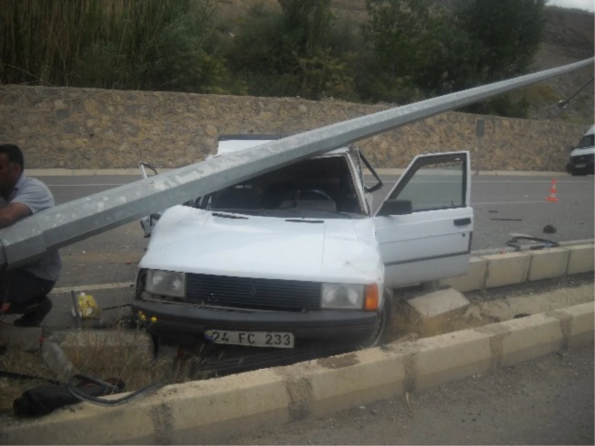 Tercan\'da Trafik Kazası: 4 Yaralı