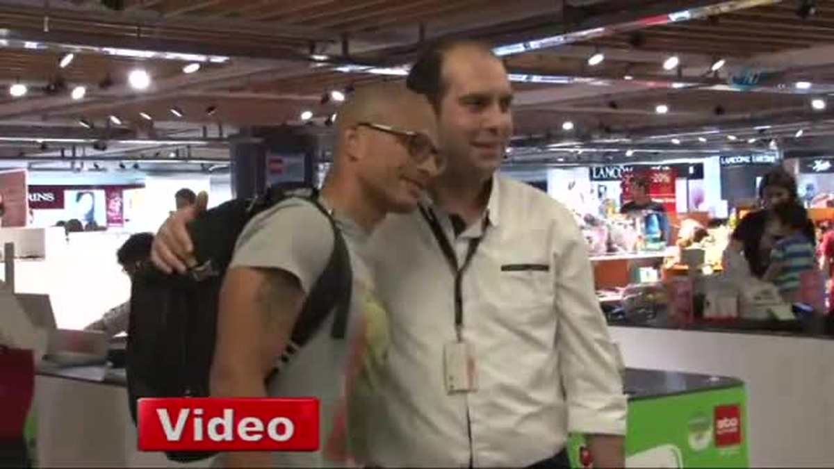 Alex, Özel Uçakla Geldi, Tarifeliyle Gitti