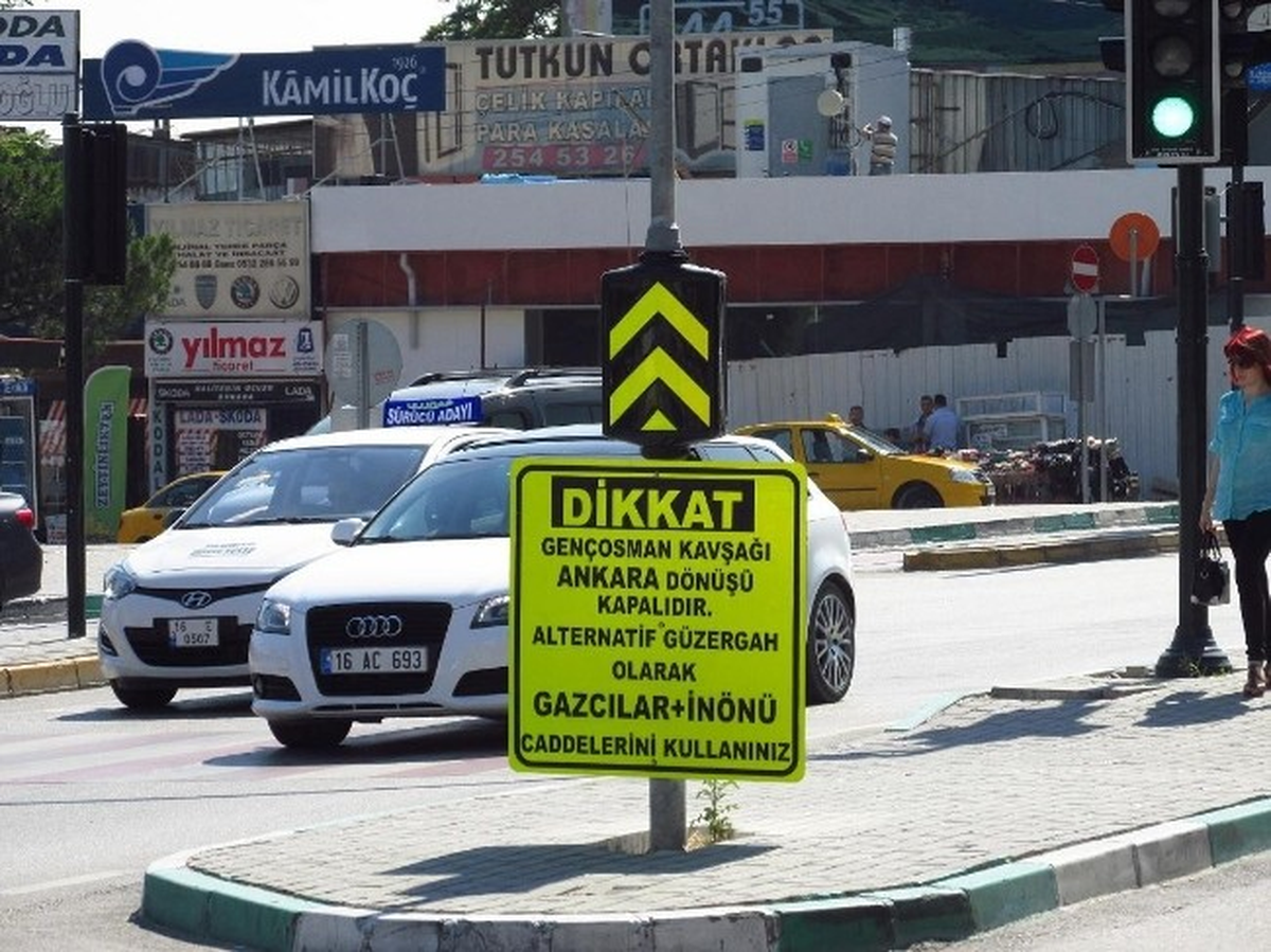 Bursa\'da Aşırı Yağmurdan Dolayı Çöken Yol Trafiğe Açıldı