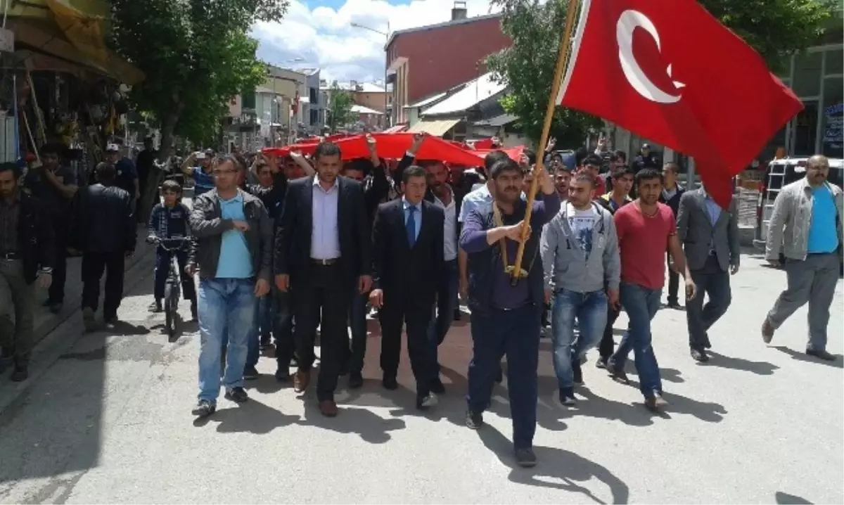 Aşkale\'de Bayrağa Saygı Yürüyüşü