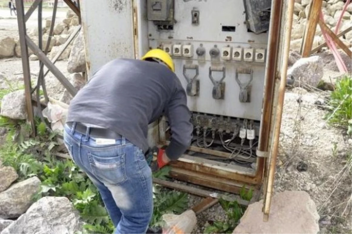 Borçlu Belediye ve Resmi Kurumların Elektrikleri Kesiliyor