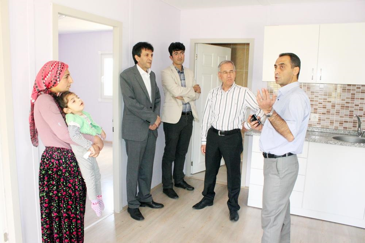 Dinar\'da İhtiyaç Sahiplerine Prefabrik Ev
