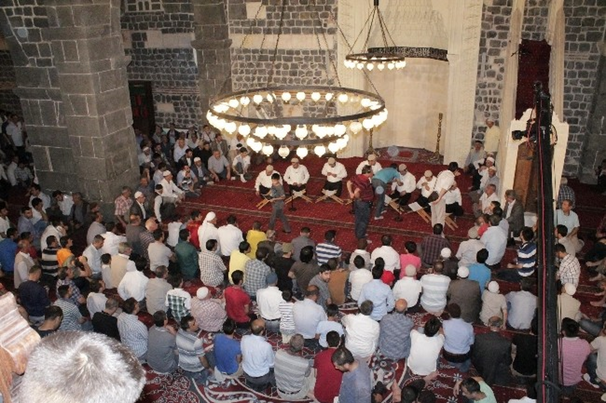 Diyarbakır\'da Kürtçe Berat Kandili Kutlaması