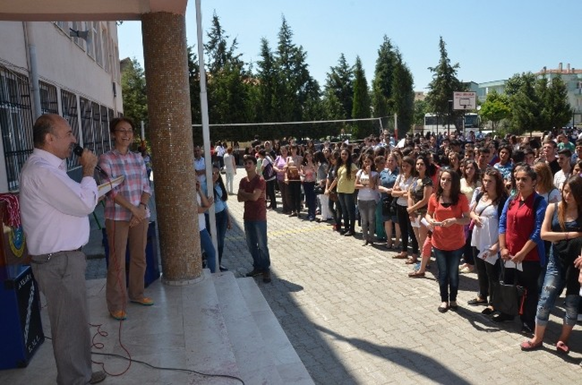 Engelleri Kaldıran Liseli Öğrencilere Plaket
