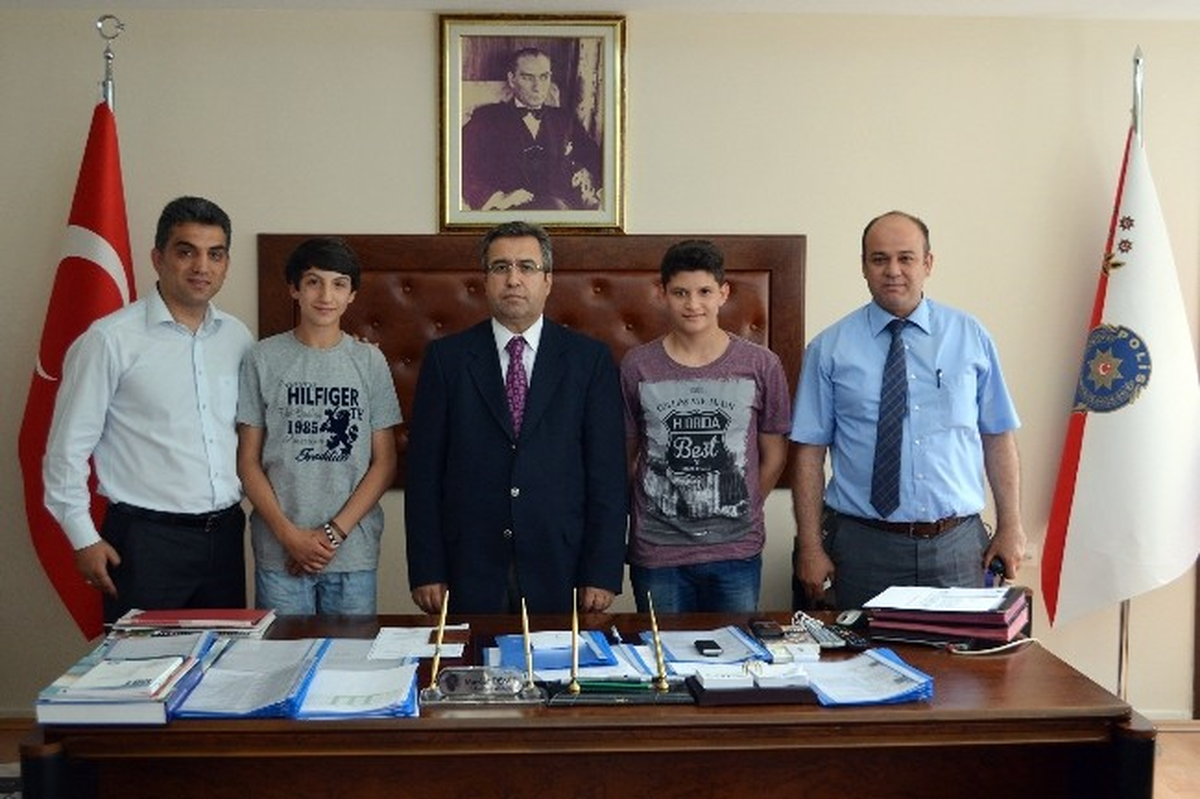 Gençler Yerde Buldukları Parayı Polise Teslim Etti