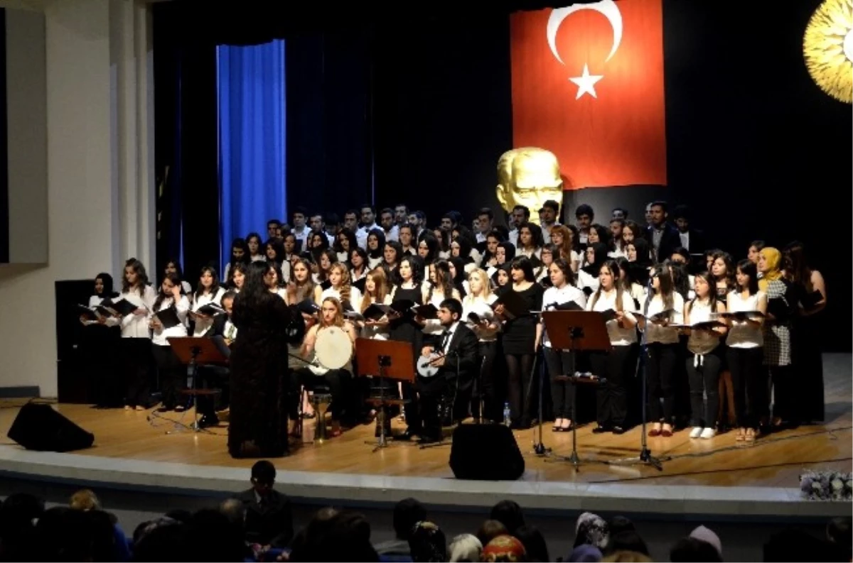 Gönüllü Öğrencilerin Korosu Sevilen Türküleri Seslendirdi