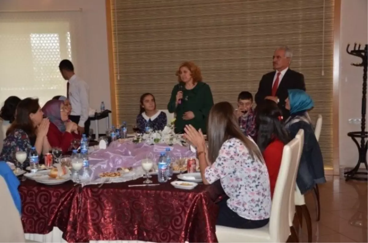 Kimsesiz Çocukların Karne Sevinci