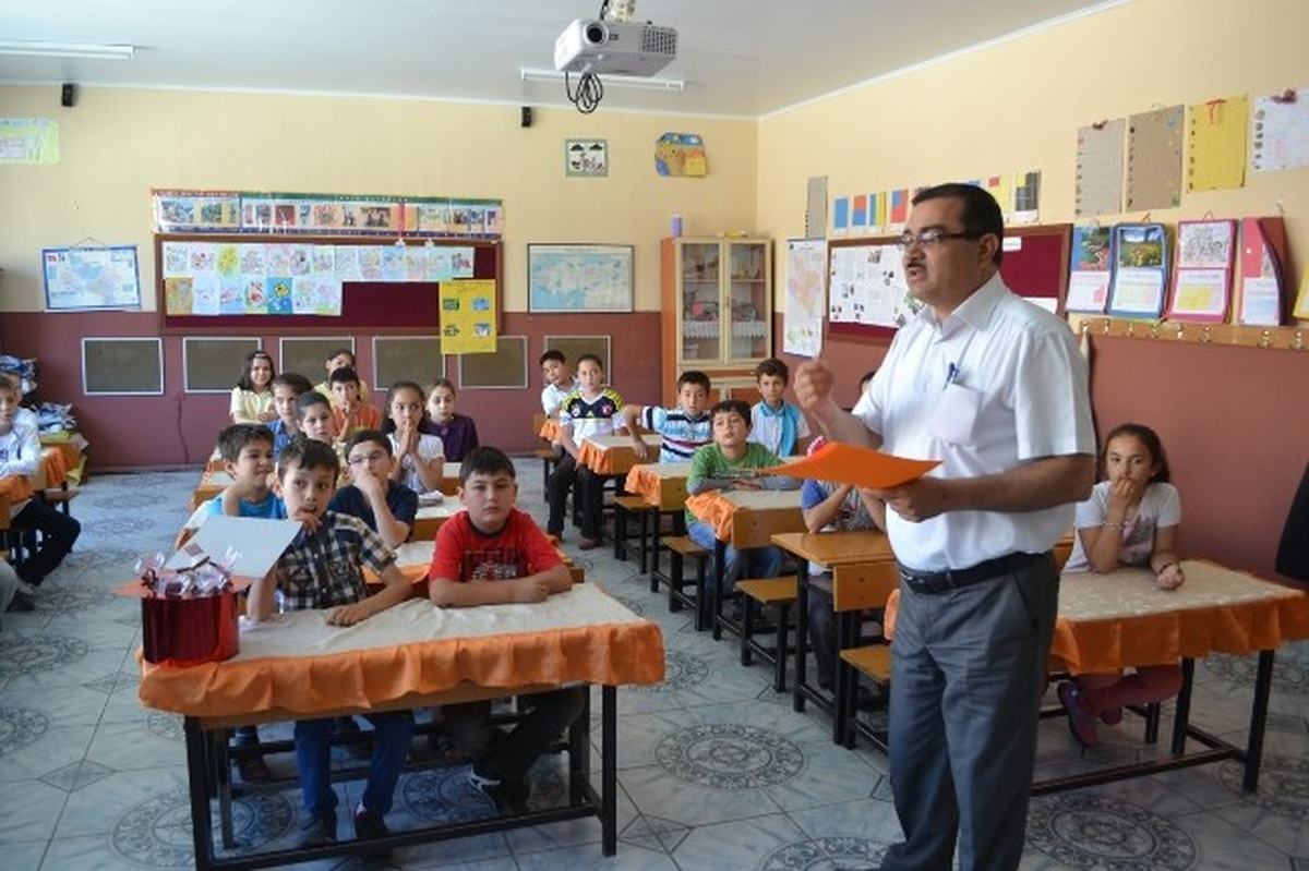 Kula\'da 8 Bin 156 Öğrenci Karne Aldı