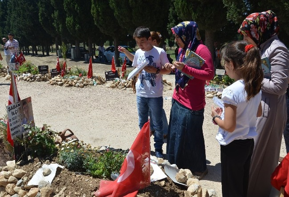 Madenci Çocukları Karnelerini Alıp Babalarına Koştular