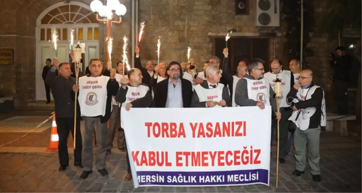 Mersin\'de Sağlıkçılar Torba Yasayı Protesto Etti