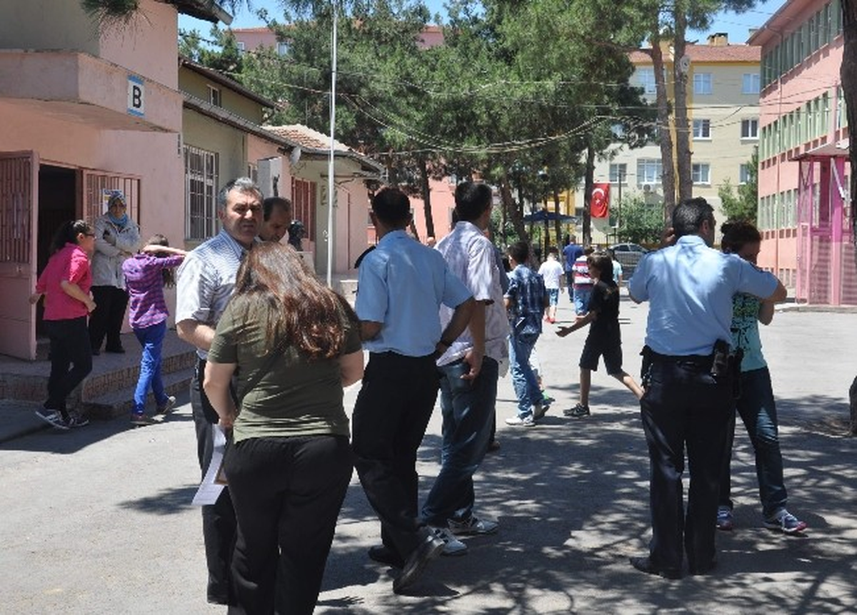 Öğrenciler Arasında Bıçakla Kavga Polisi Alarma Geçirdi