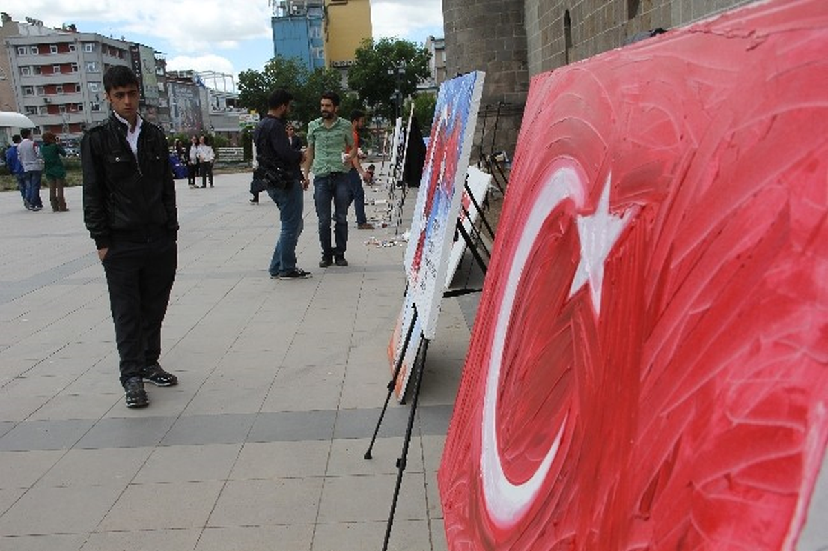 Öğrencilerden "Bayrak" Protestosu