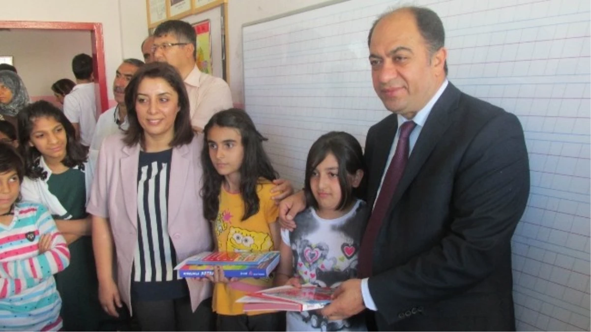 Öğrencilere Kürtçe-Türkçe Kitap Dağıtıldı