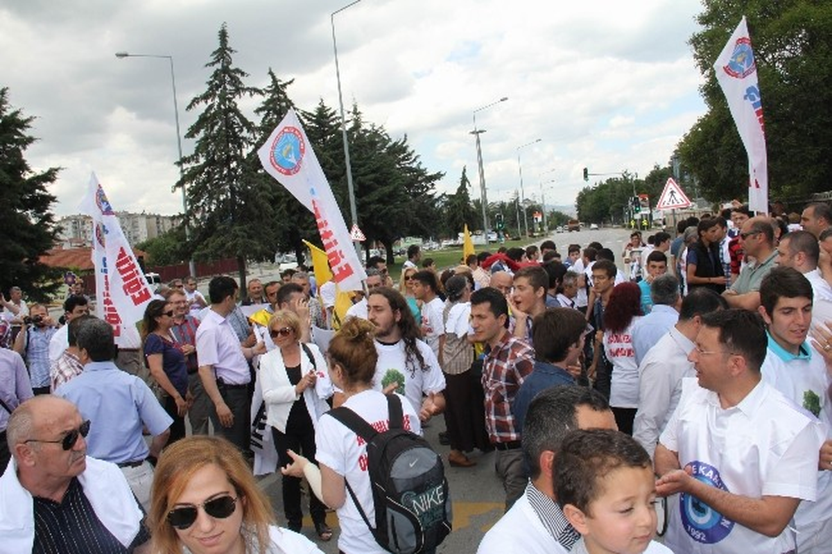 Okullarının Yıkılmasını İstemeyen Öğrenci ve Veliler Yol Kapattı