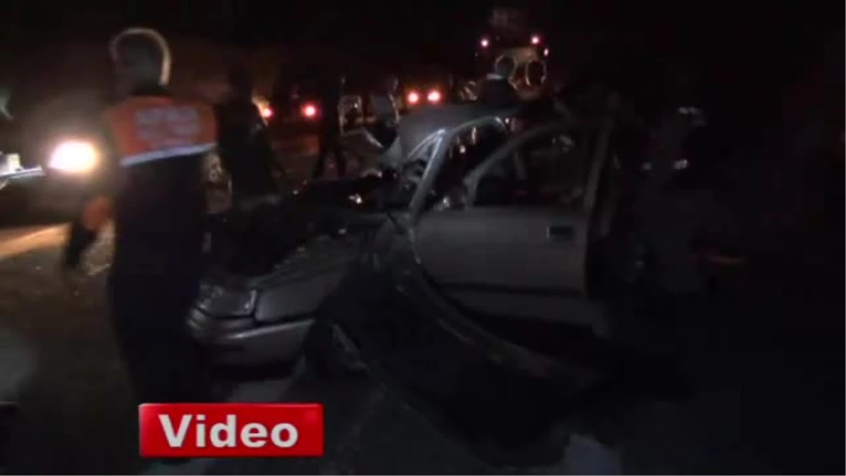 Kahta\'da Otomobil Traktöre Çarptı: 1 Ölü, 3 Yaralı